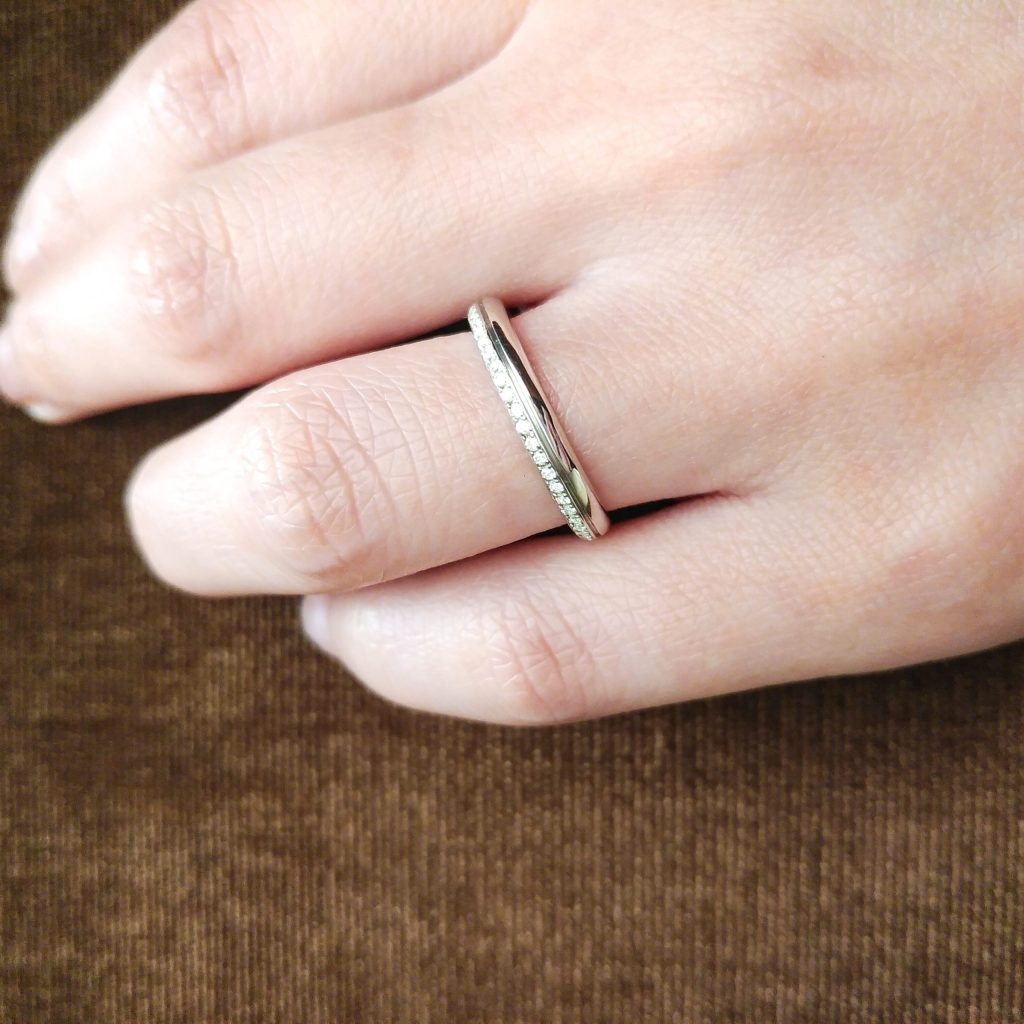 結婚指輪『ベネディクション』を着けた手元