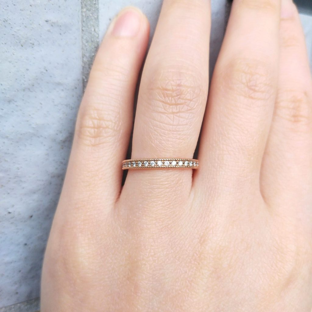 結婚指輪『アナフィエル』を着けた手元