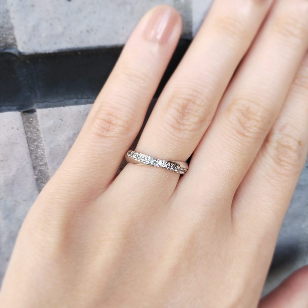 結婚指輪『タンドレス』を着けた手元