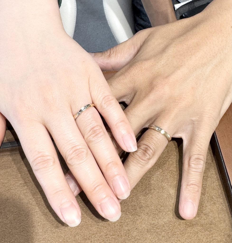 結婚指輪『ポラリス』を着けた手元