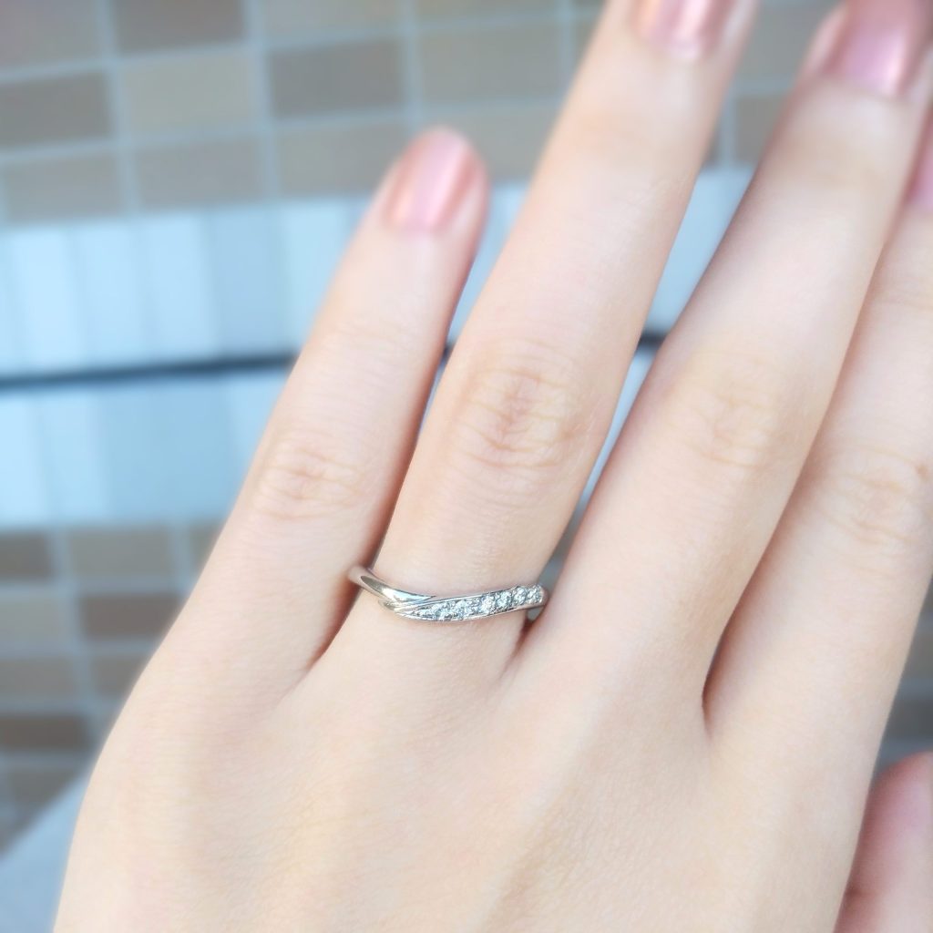 結婚指輪『アムール』を着けた手元