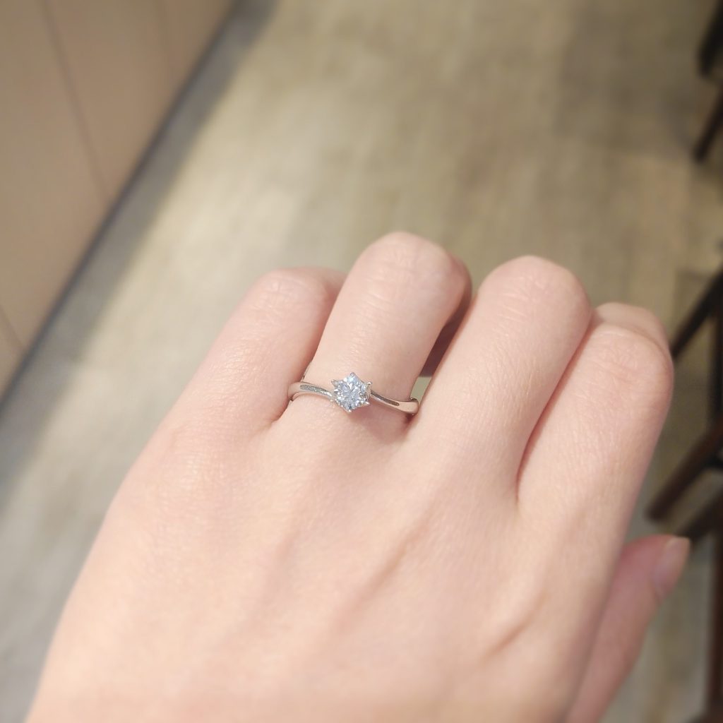 婚約指輪『ジプソフィル』を着けた手元
