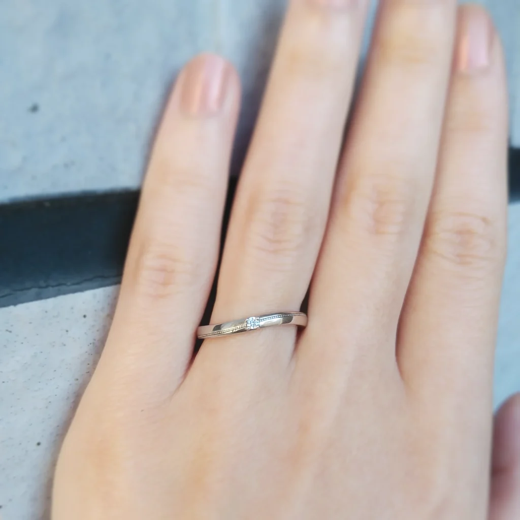 結婚指輪『アルメルス』を着けた手元
