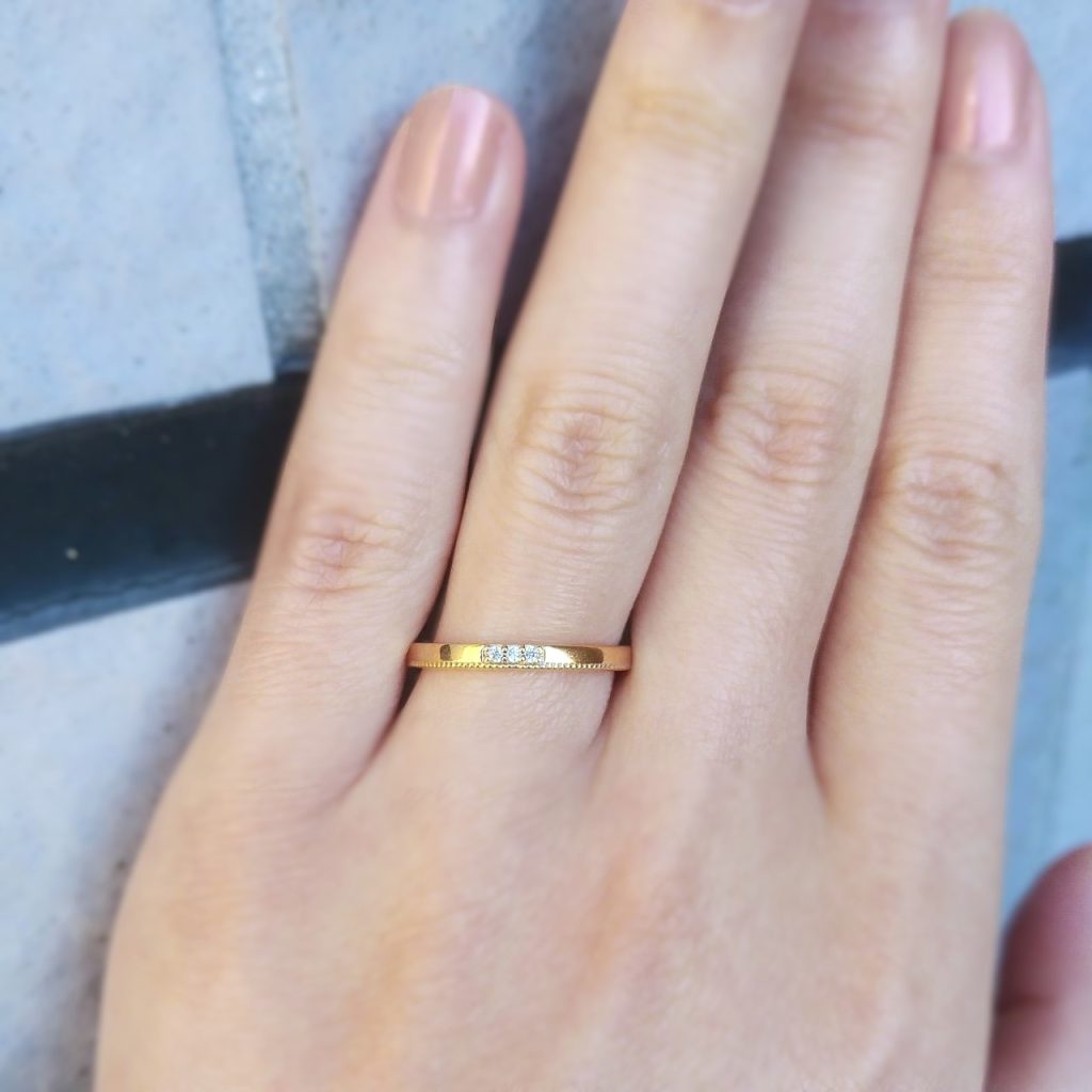結婚指輪『アナエル』を着けた手元
