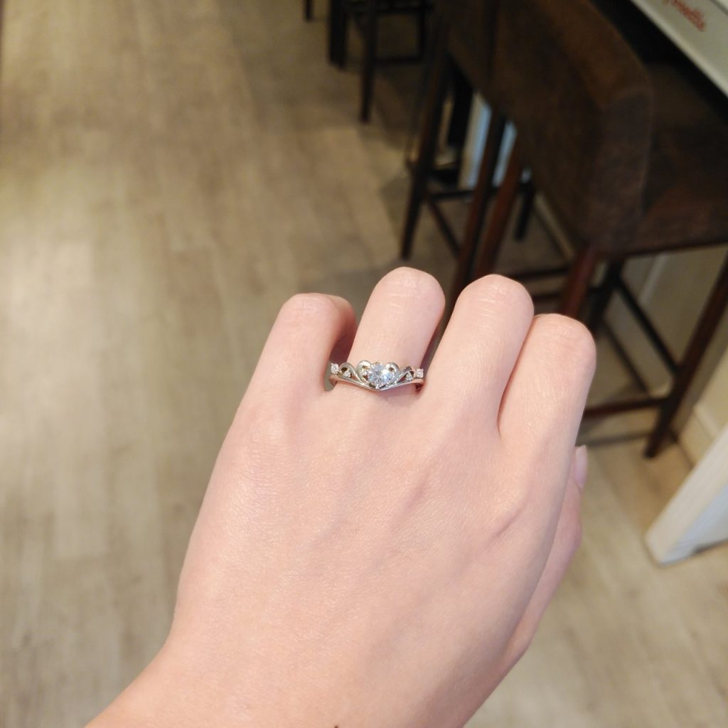 ティアラモチーフの婚約指輪試着