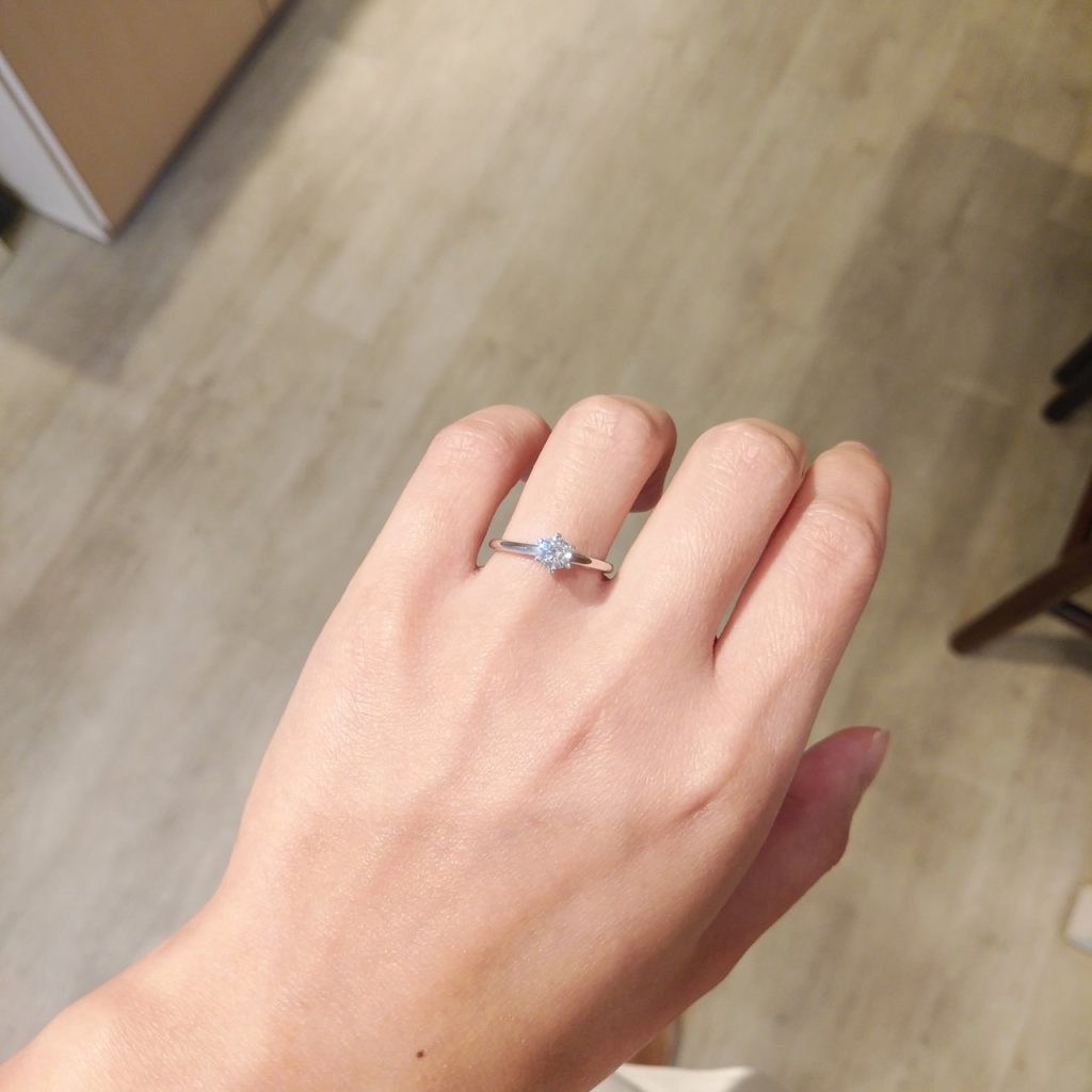 婚約指輪試着