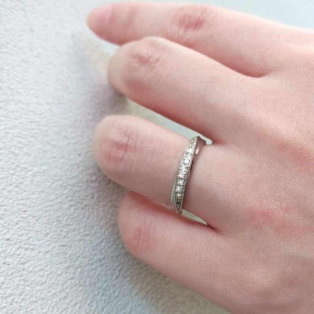 華やかな結婚指輪試着