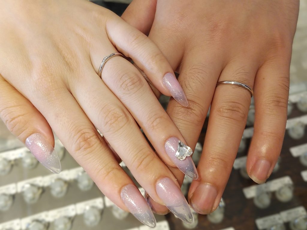 完成した結婚指輪を着けたお二人の手元