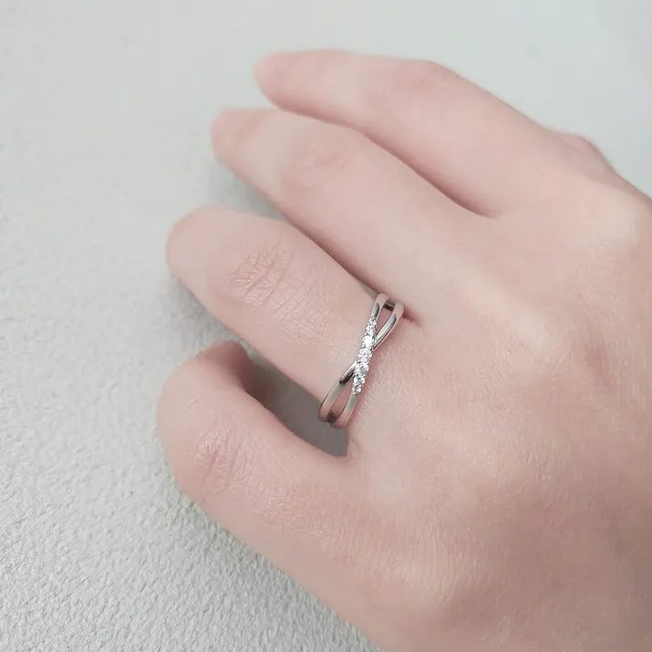 婚約指輪『カランドンジュ』を着けた手元