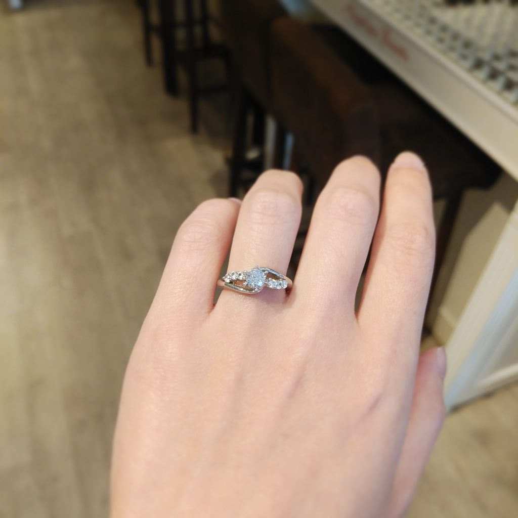 婚約指輪『ラヴァンド』を着けた手元