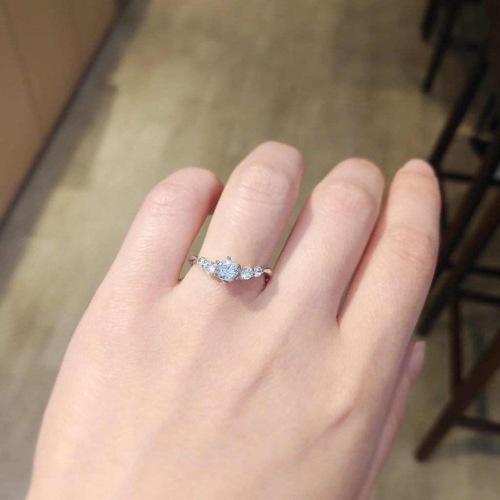 婚約指輪『ジロフレ』を着けた手元