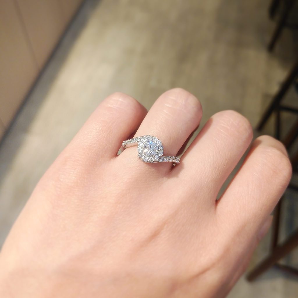 婚約指輪『ダリア』を着けた手元