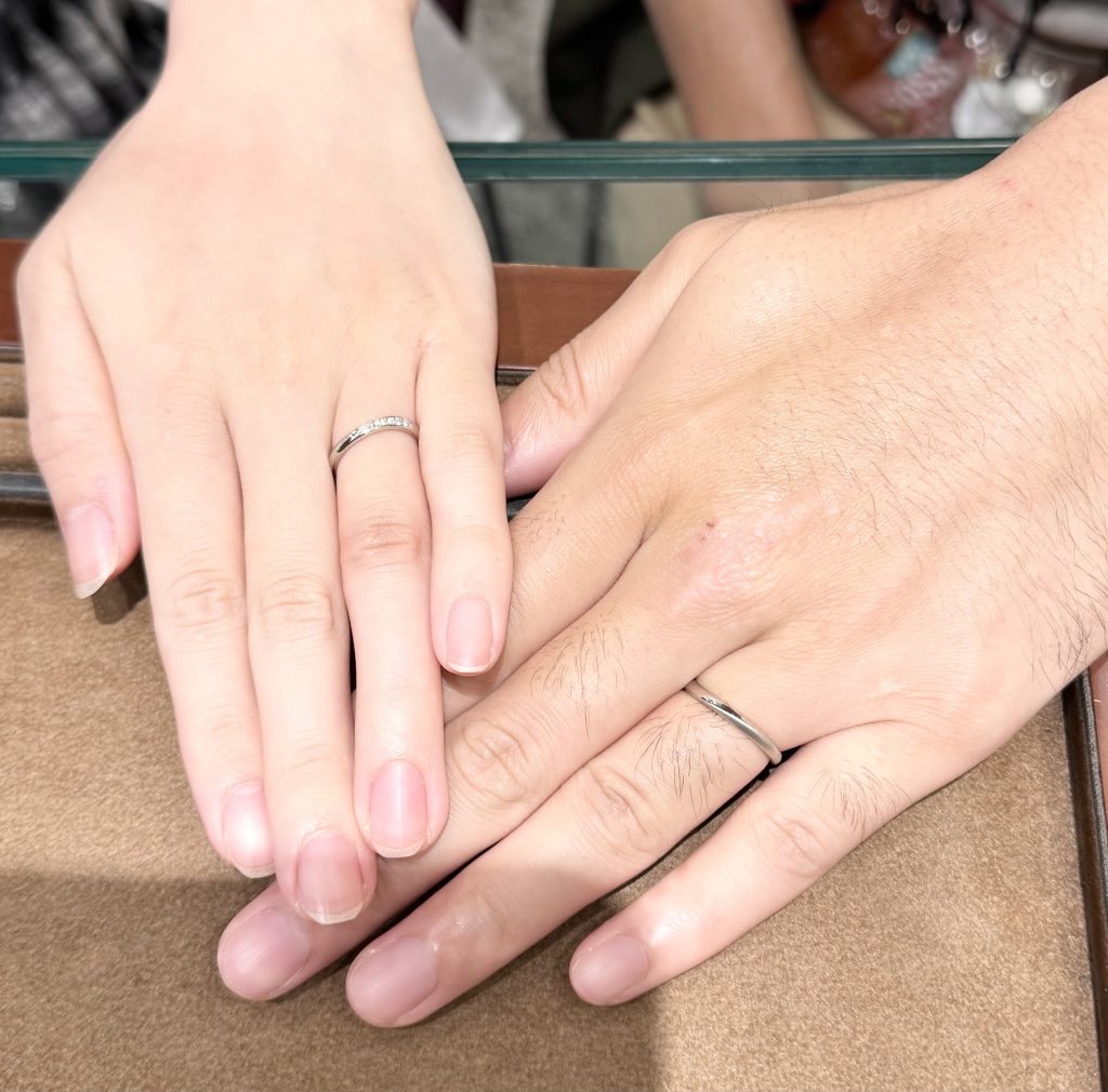 完成した結婚指輪を着けた手元