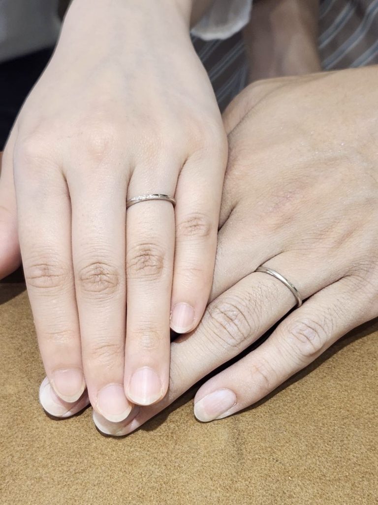 結婚指輪『ファミーユ』を着けた手元