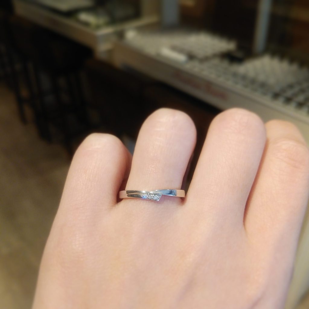 結婚指輪『ザフキエル』を着けた手元