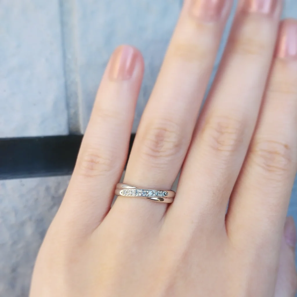 結婚指輪『スエテ』を着けた手元