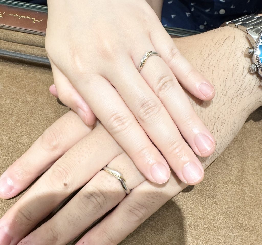 完成した結婚指輪を着けたおふたりの手元