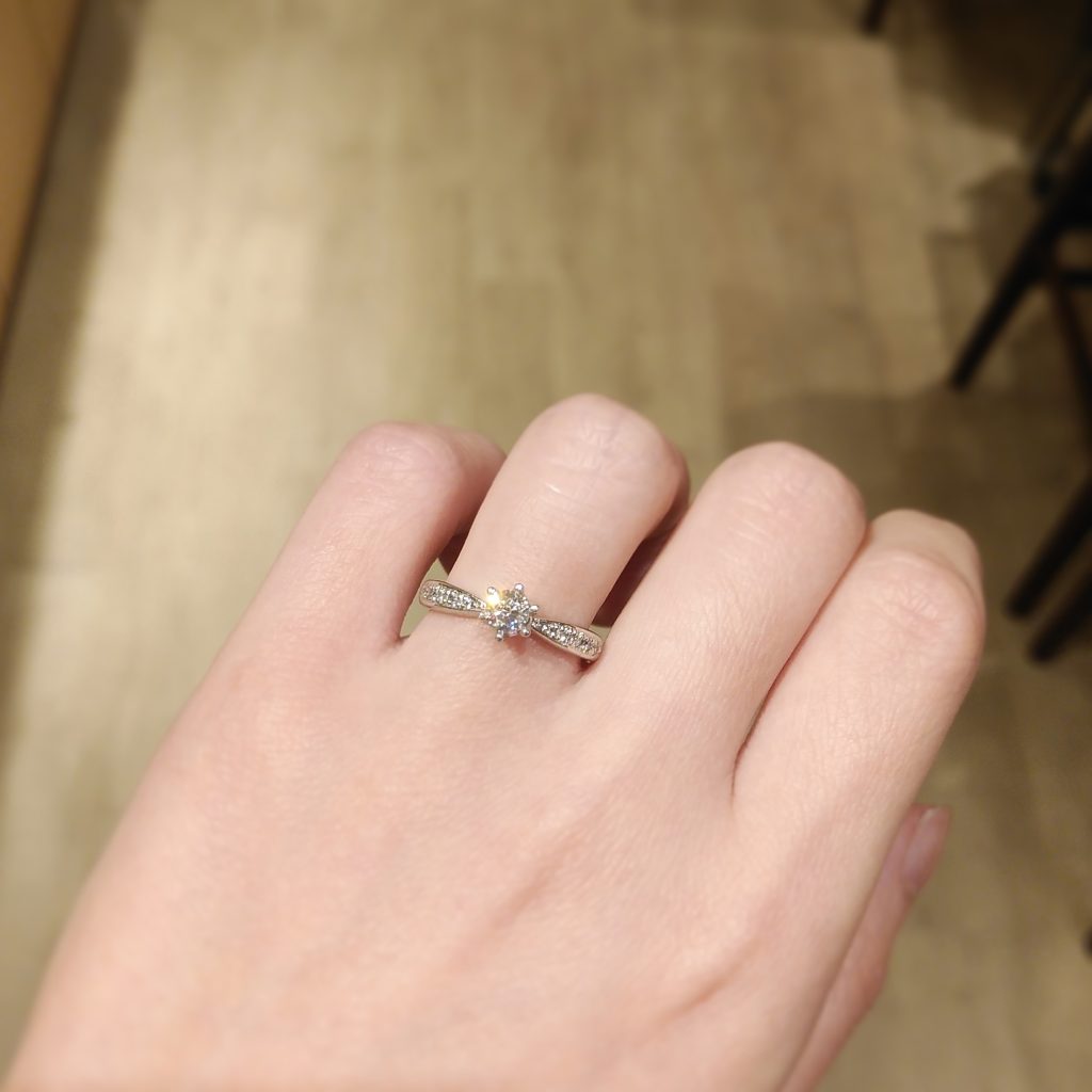 婚約指輪『ジャスマン』を着けた手元