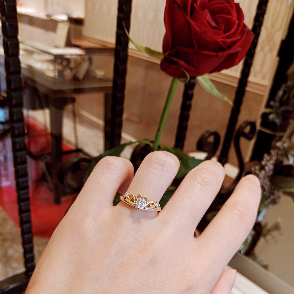 ティアラモチーフの婚約指輪試着