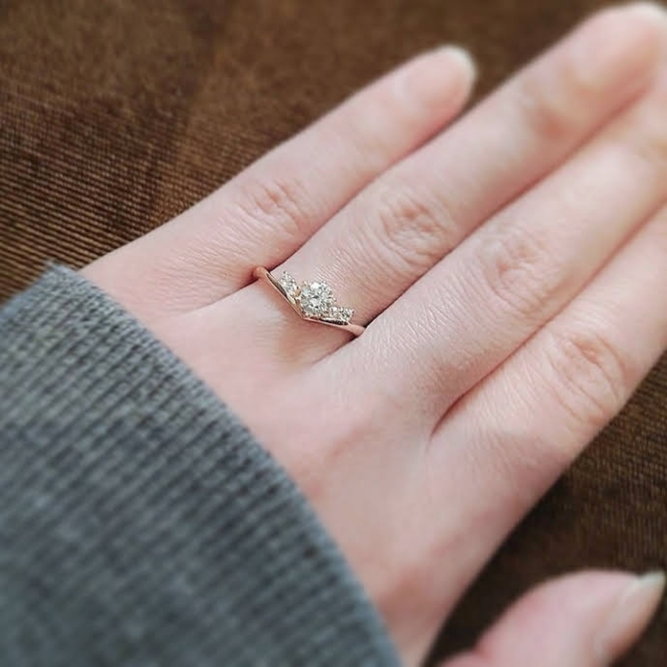 ティアラモチーフの婚約指輪試着
