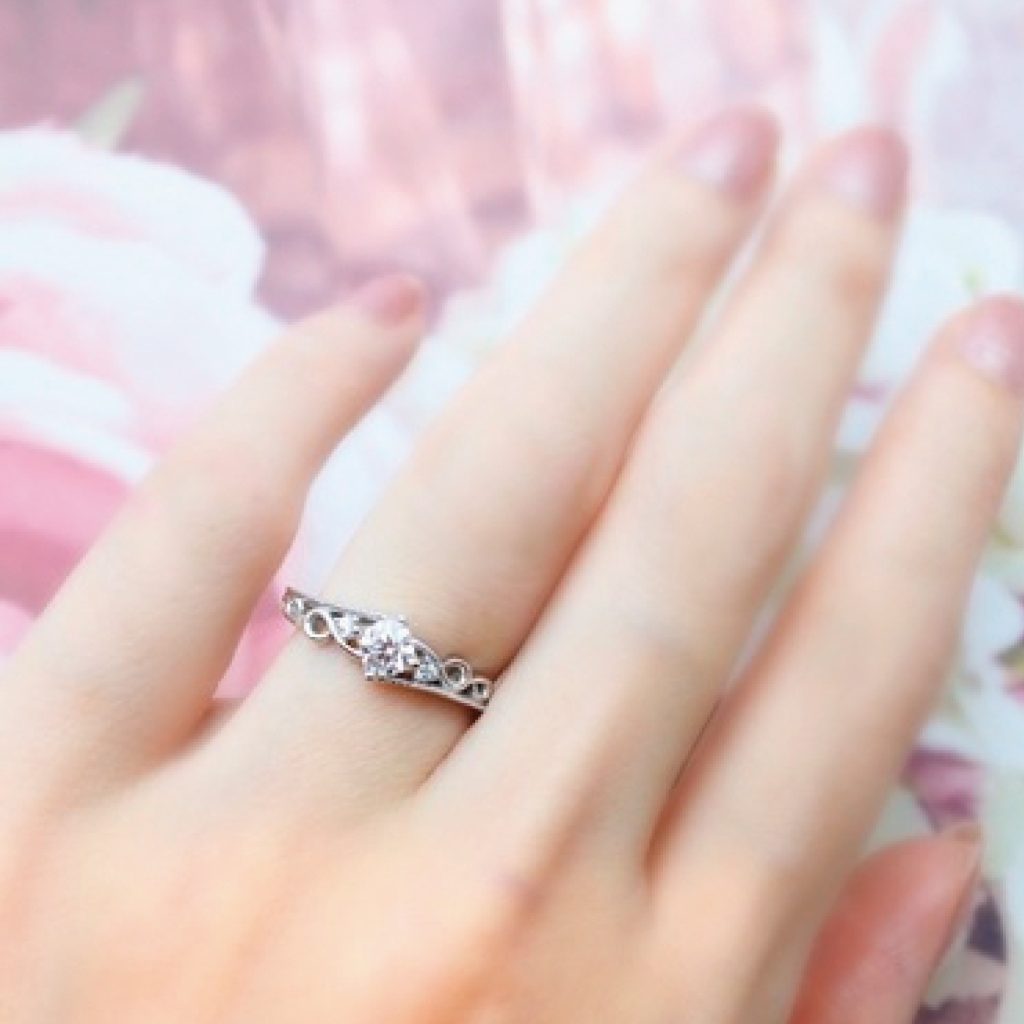 ティアラモチーフの婚約指輪試着