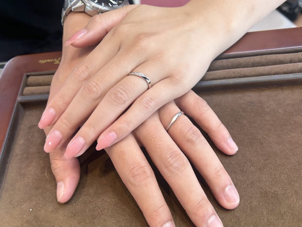 完成した結婚指輪を着けたお客様の手元