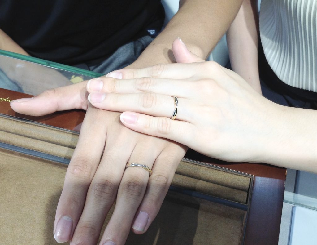 完成した結婚指輪を着けたおふたりの手元