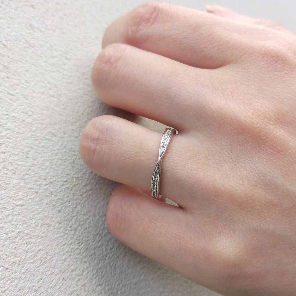 リボンモチーフの結婚指輪試着