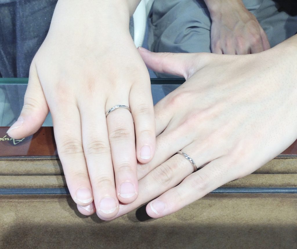 結婚指輪『ウリエル』を着けたおふたりの手元