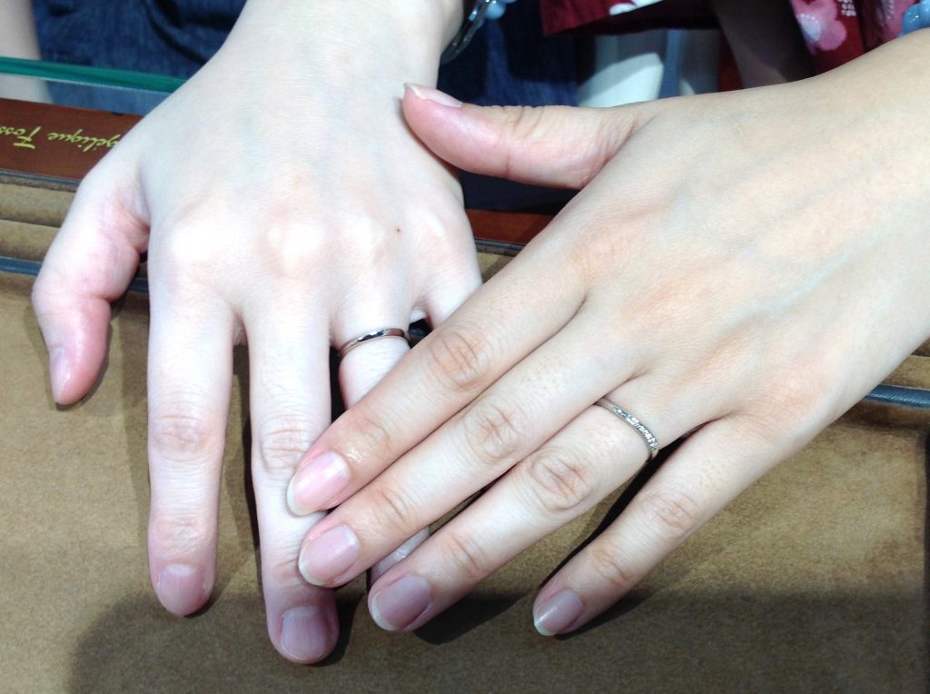 完成した結婚指輪を着けたおふたりの手元