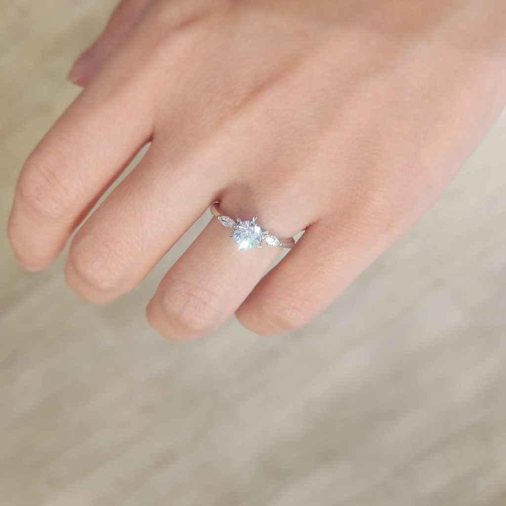 婚約指輪『フスィア』を着けた手元