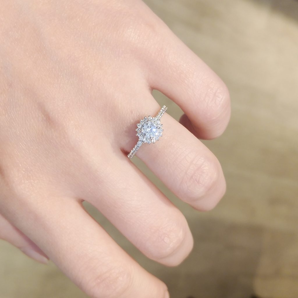 婚約指輪『テリエル』を着けた手元