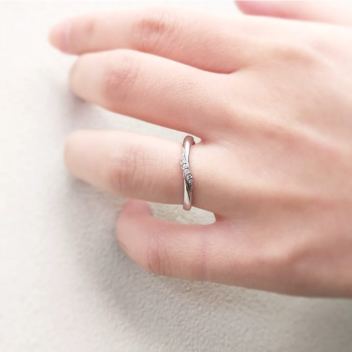 結婚指輪『ウリエル』を着けた手元
