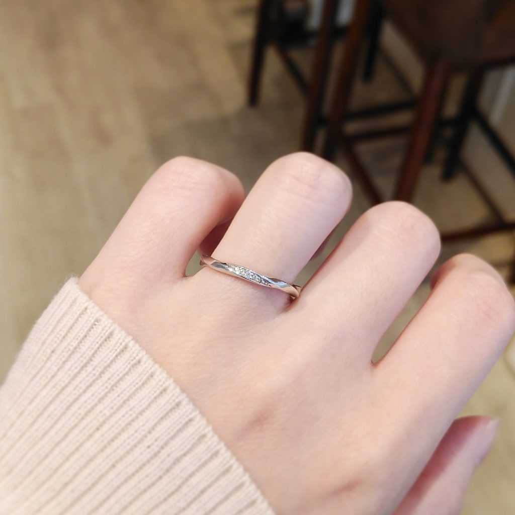 結婚指輪『ヴァーグ』を着けた手元
