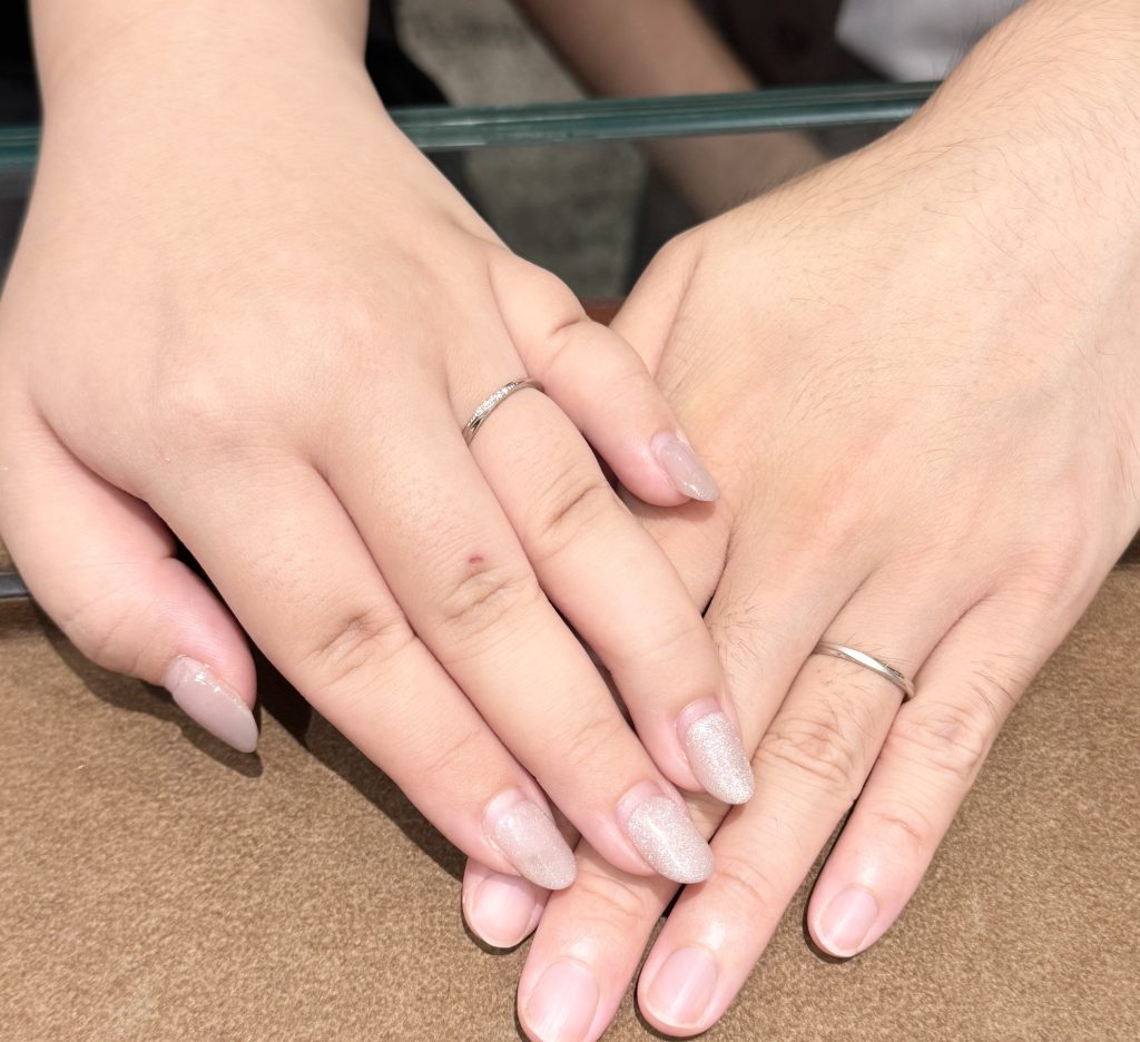 完成した結婚指輪を着けたおふたりの手元