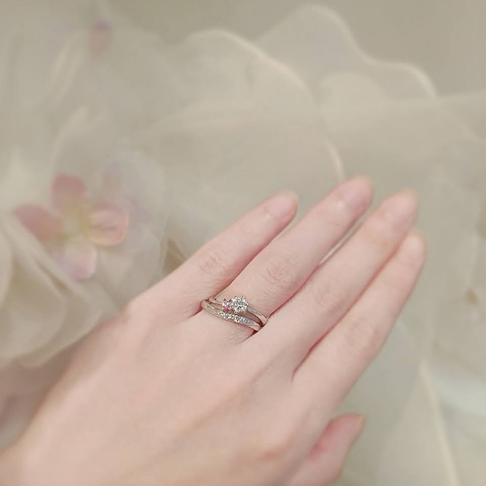 婚約指輪『スリズィエア・フルール』と結婚指輪『シェリー』の重ね着け