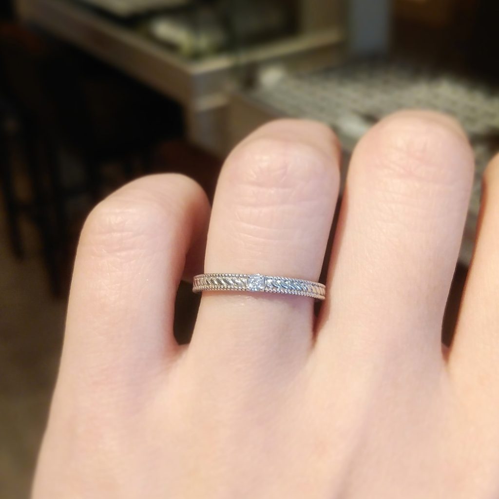 結婚指輪『メタトロン』を着けた手元