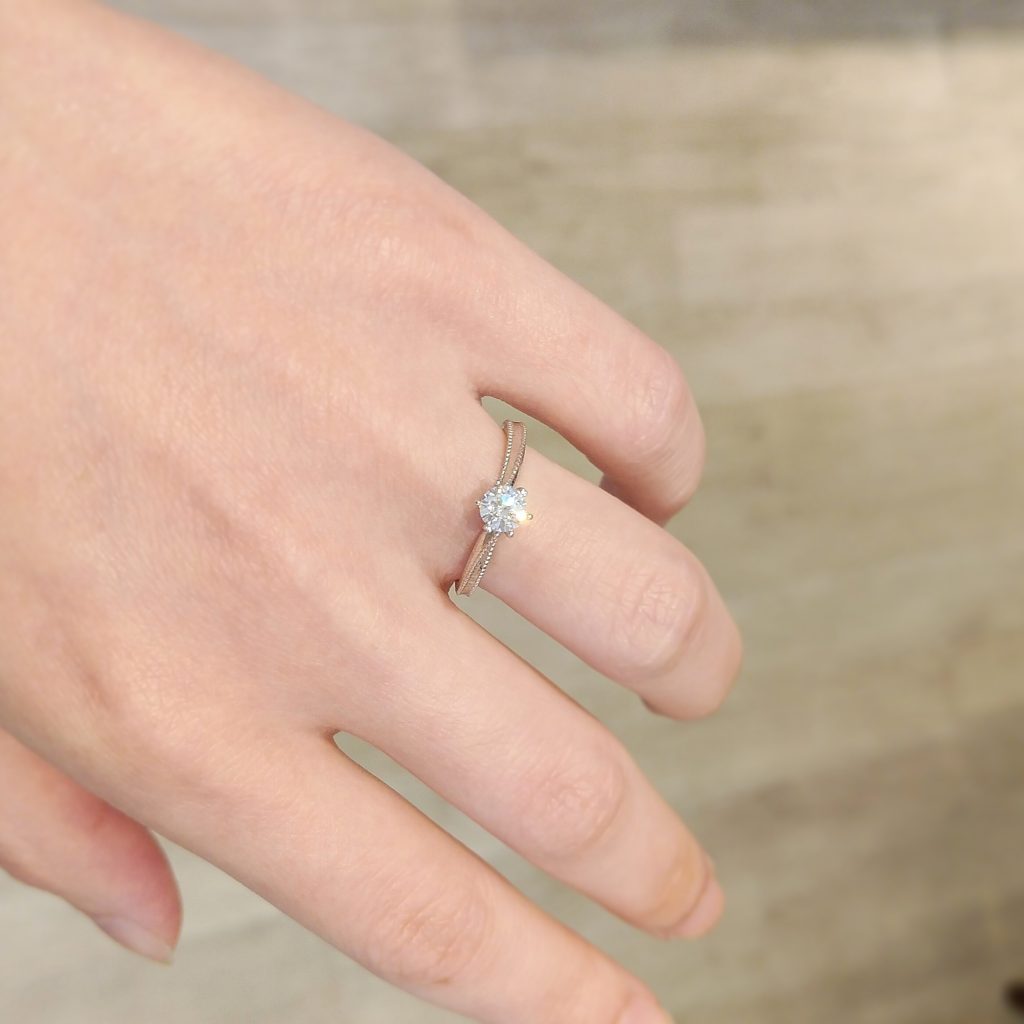 婚約指輪『ハ-ルート』を着けた手元