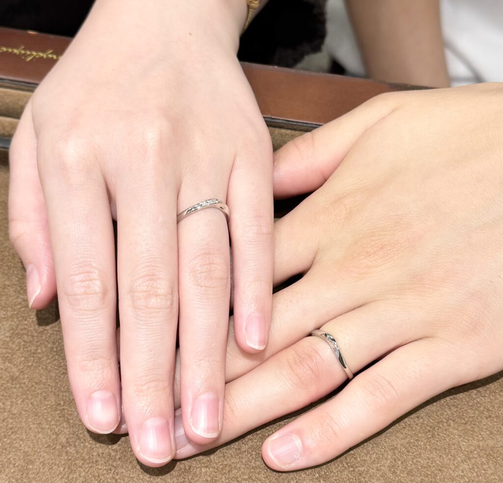 完成した結婚指輪を着けたお二人の手元