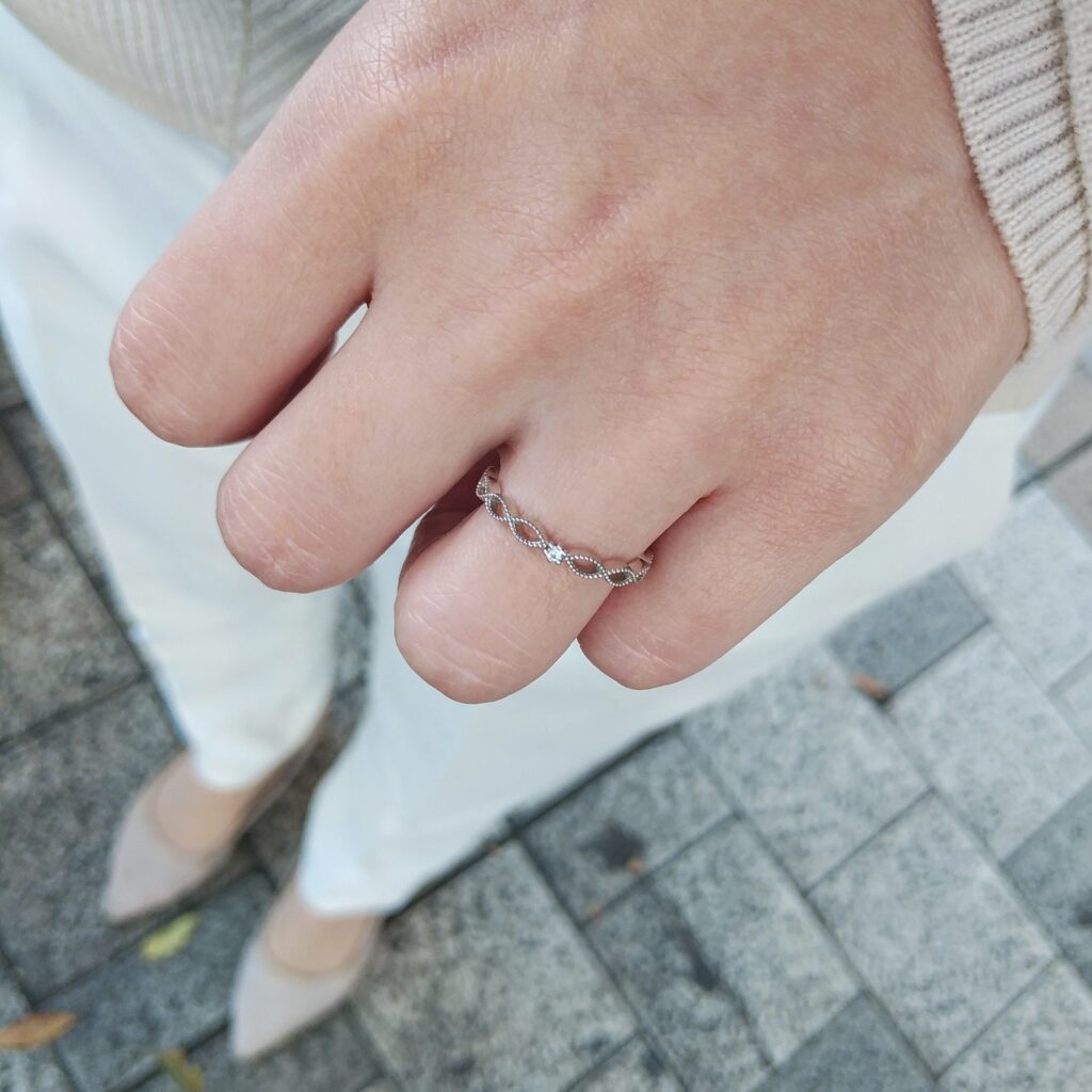 婚約指輪『クロシェット』を着けた手元