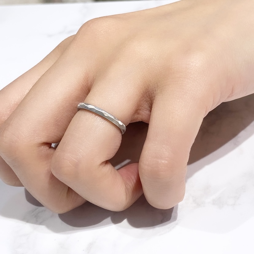 槌目の結婚指輪を着けた手元