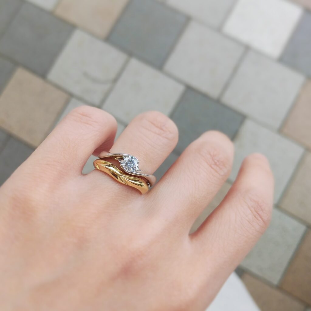 婚約指輪『ティユール』を着けた手元