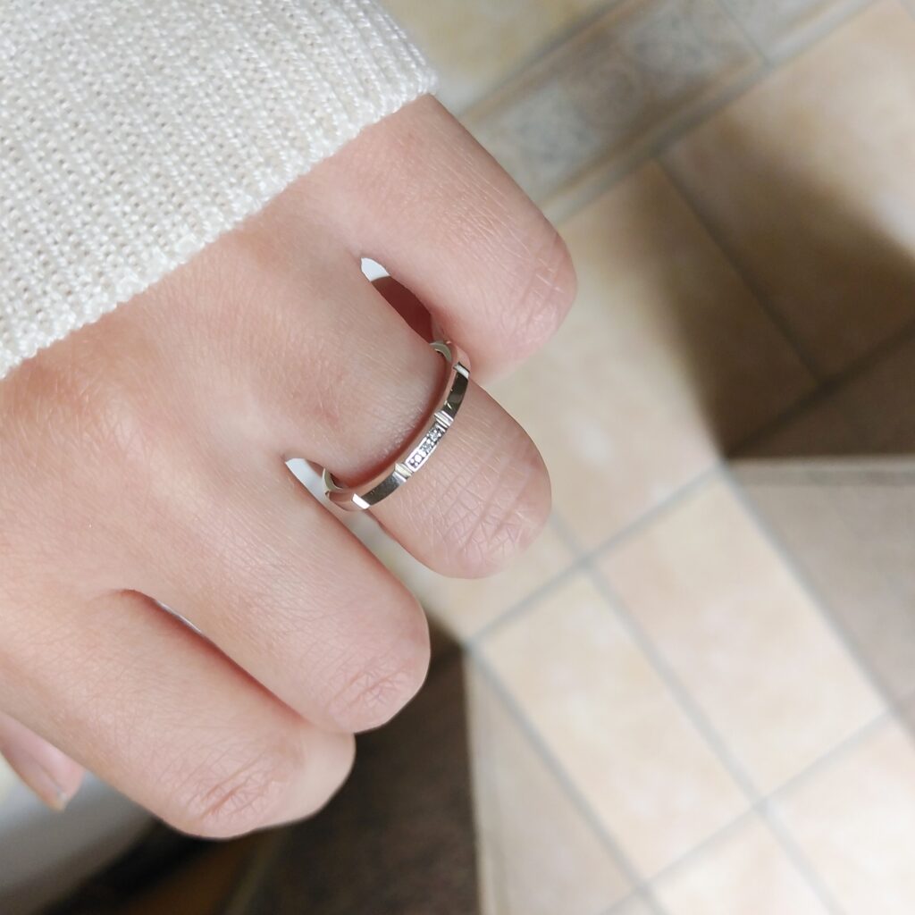 結婚指輪『ゼルエル』を着けた手元