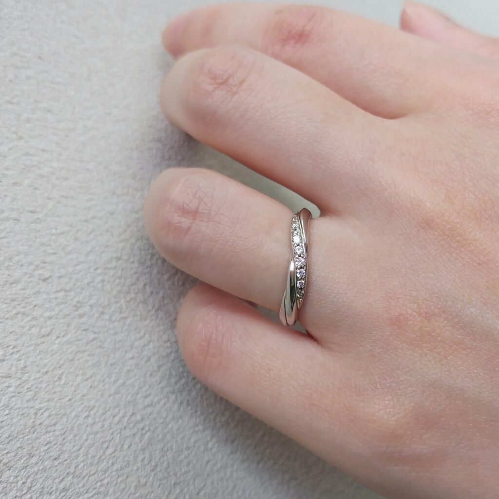 結婚指輪『フォンタイン』を着けた手元