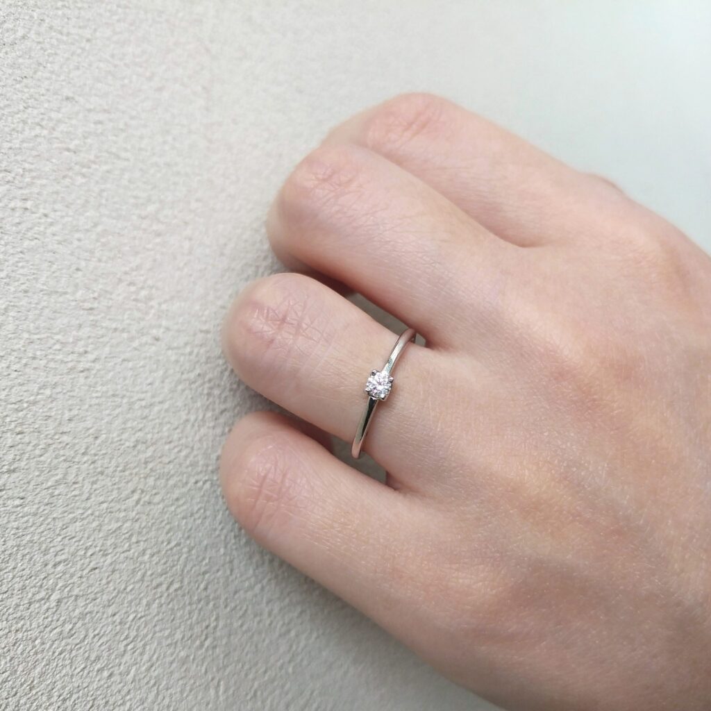 婚約指輪『スラン』を着けた手元