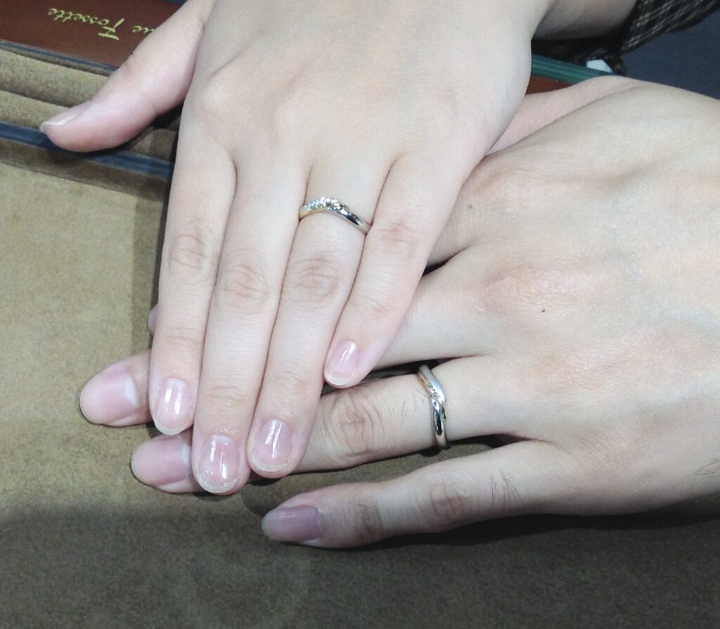 結婚指輪を着けたおふたりの手元
