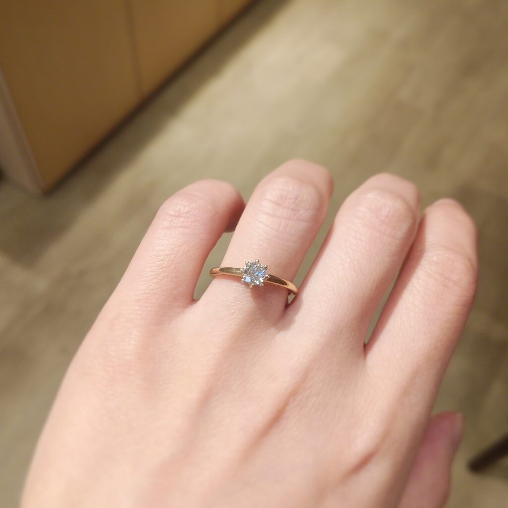 婚約指輪『ポミエ』を着けた手元