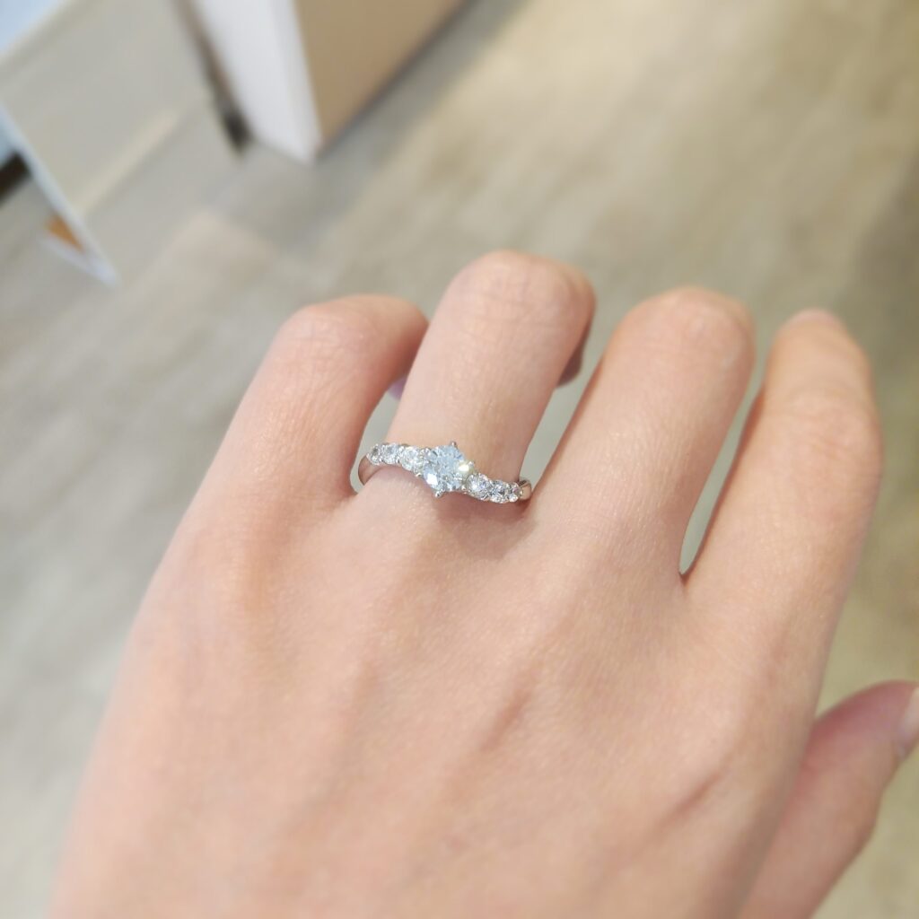 婚約指輪『ピヴォワンヌ』を着けた手元