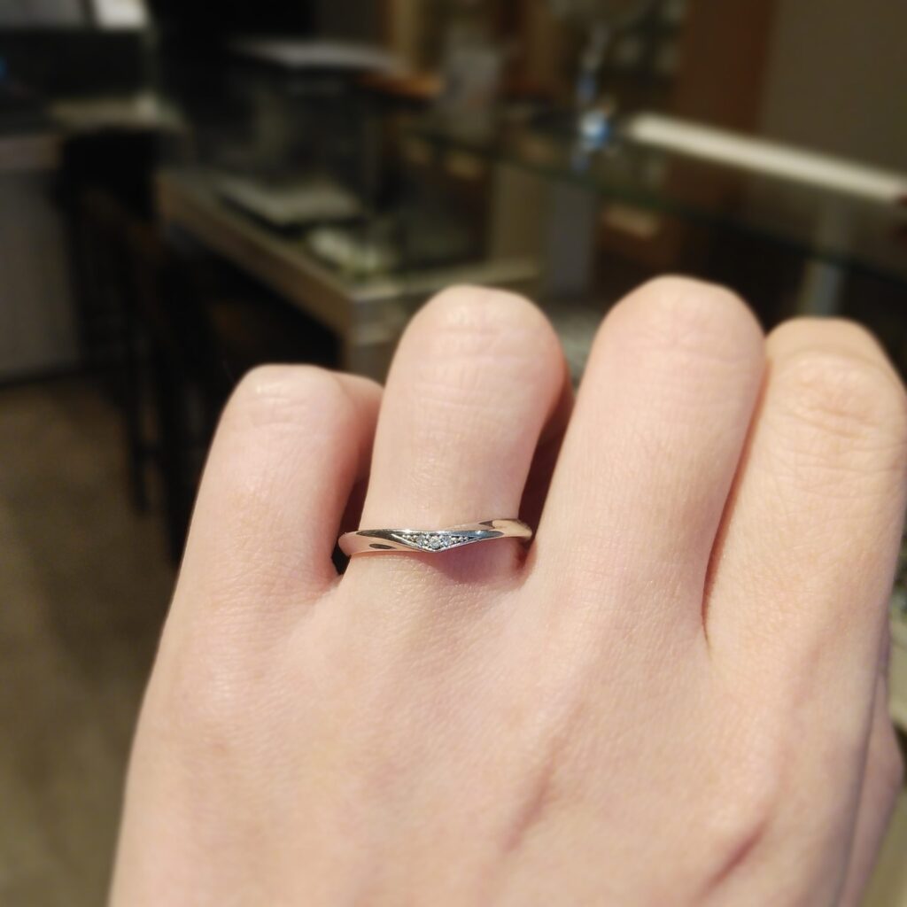 V字の結婚指輪試着