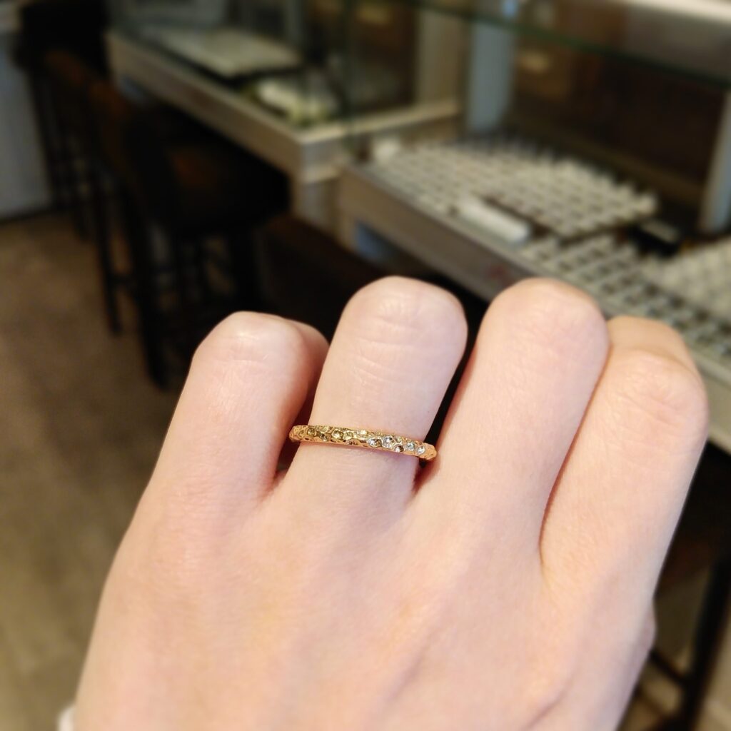 槌目の結婚指輪試着
